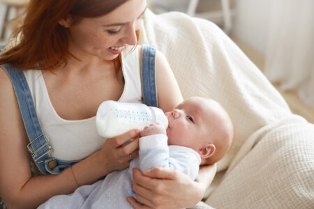 Comment éviter les grumeaux dans le biberon de bébé ? 